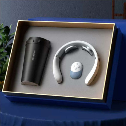 Coffret cadeau d'affaires — Appareil de massage et mug isotherme, personnalisable aux couleurs de votre entreprise