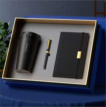 Coffret cadeau d'affaires — Carnet A5, mug isotherme et stylo à pointe tactile, personnalisable aux couleurs de votre entreprise