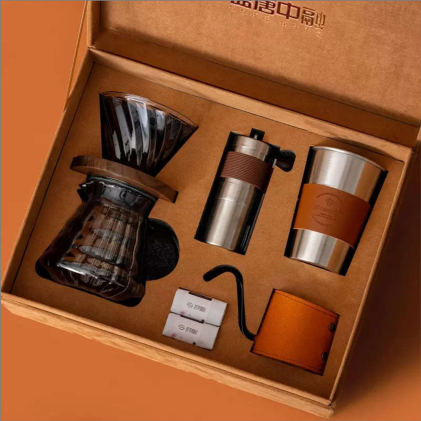Coffret café — Moulin à café, filtres papier, tasse à café, bouilloire et filtre, personnalisable aux couleurs de votre entreprise