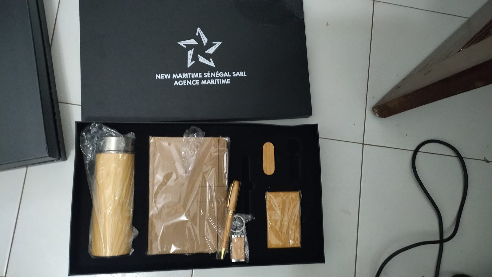 Coffret noir New Maritime Group avec thermos et accessoires