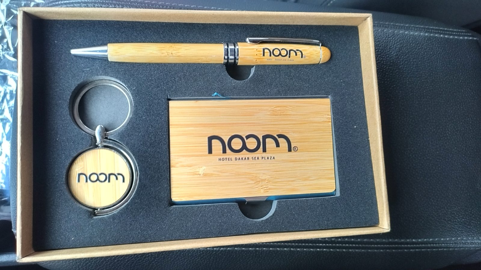 Coffret bambou NOOM Hotel : stylo, porte-clés et porte-cartes