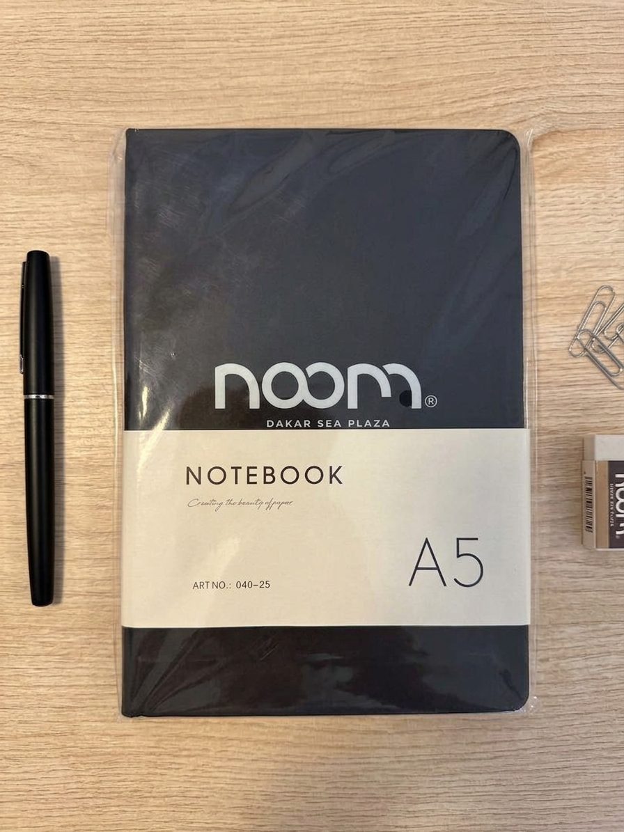 Carnet A5 noir avec logo NOOM Dakar Sea Plaza en blanc