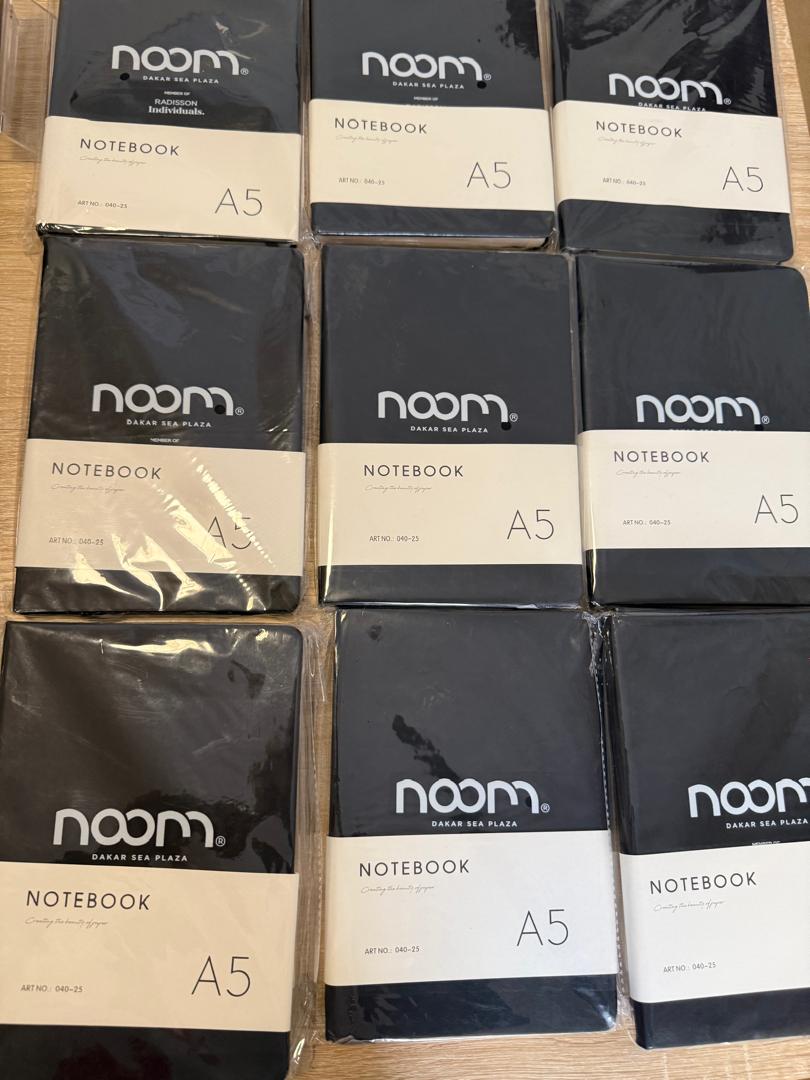 Carnets A5 noirs marqués NOOM Dakar Sea Plaza