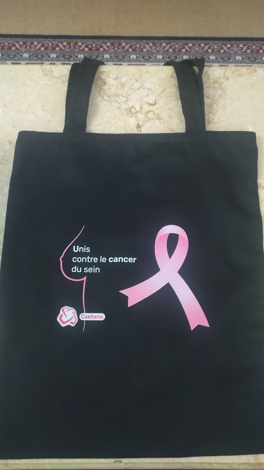 Tote bag noir Octobre rose avec ruban