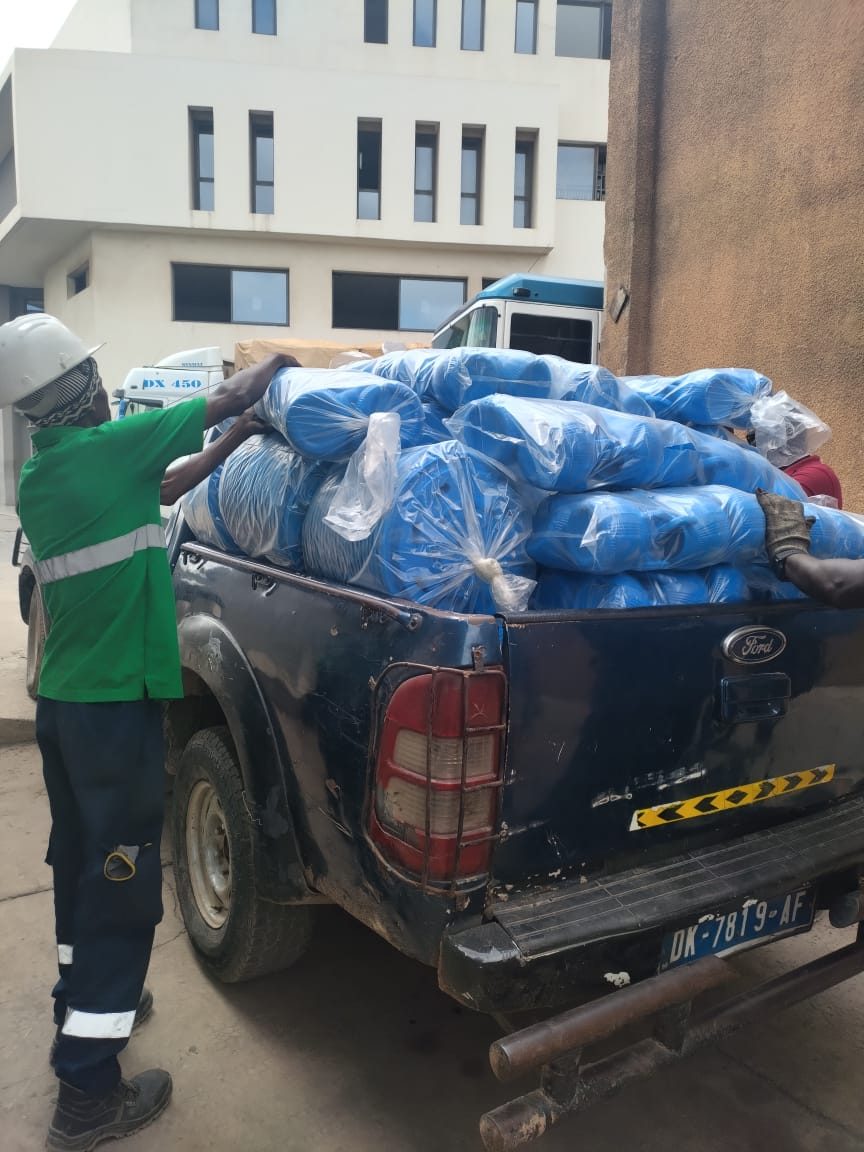 Livraison de dotations chargées sur un pick-up