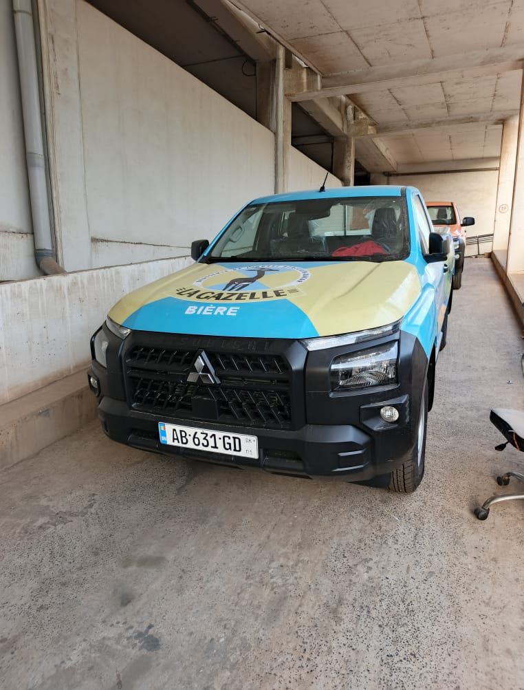 Pick-up habillé en bleu et jaune pour Gazelle