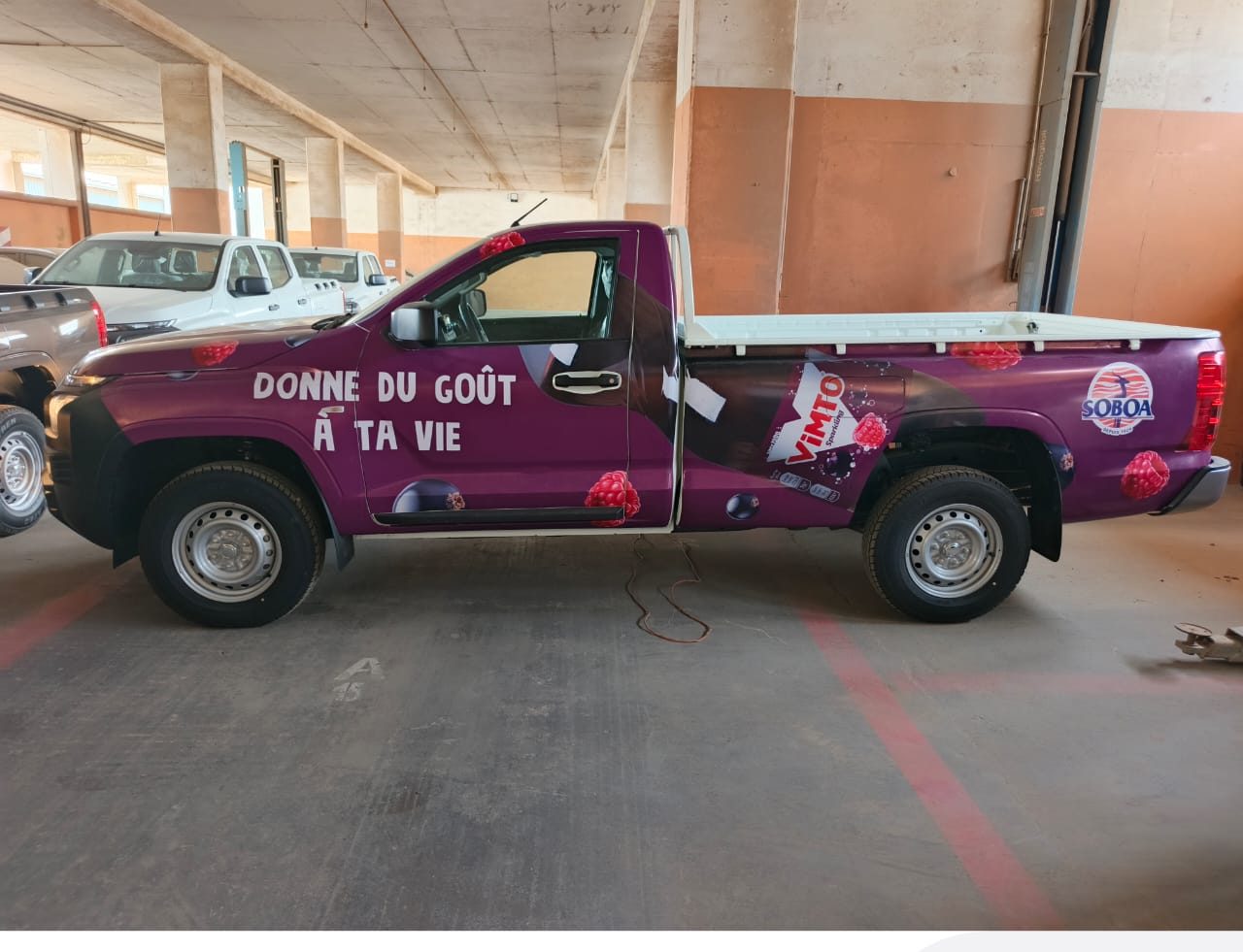 Pick-up en covering violet pour une campagne produit
